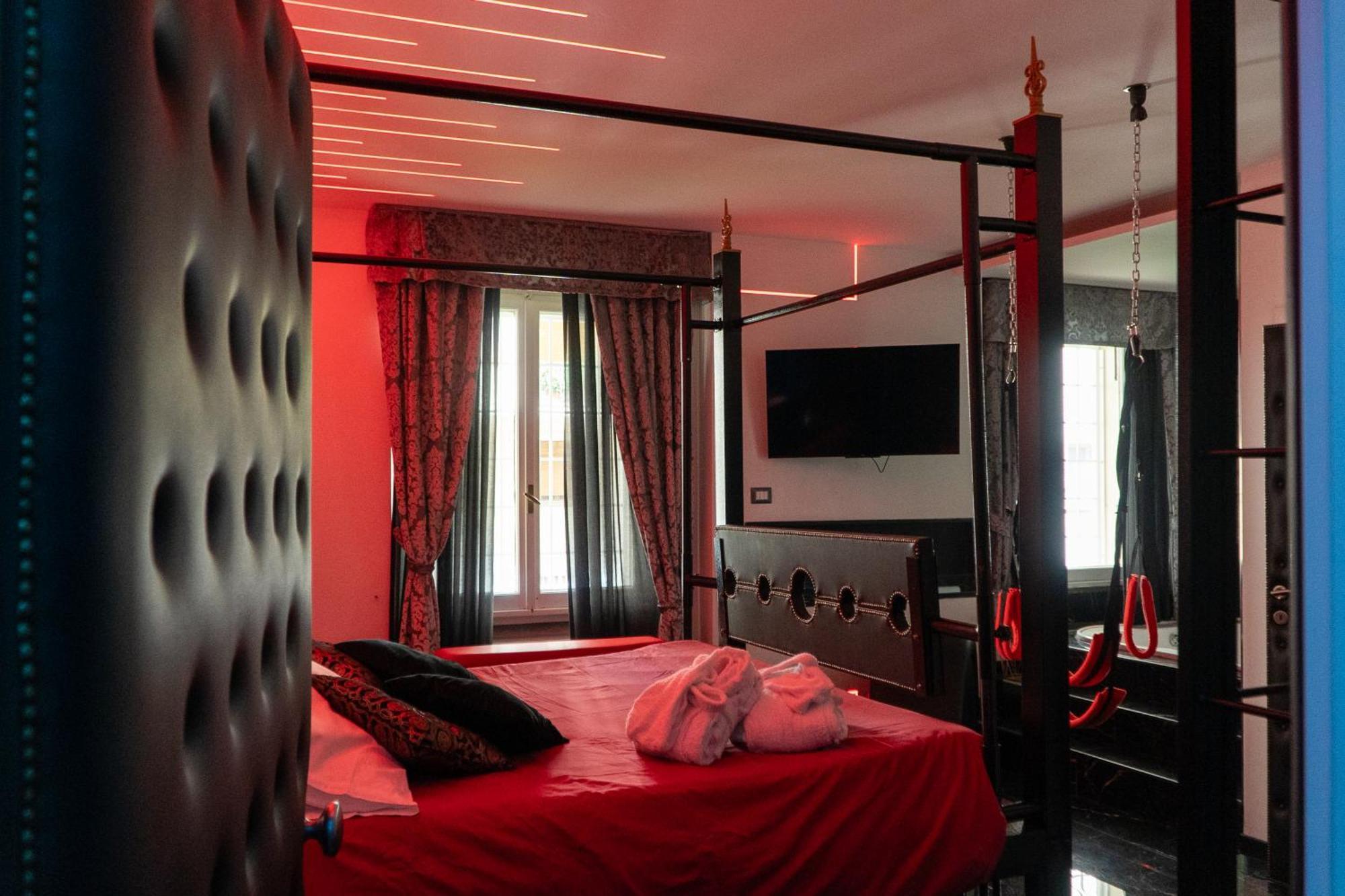 Suite Luxury Bdsm Рим Екстериор снимка