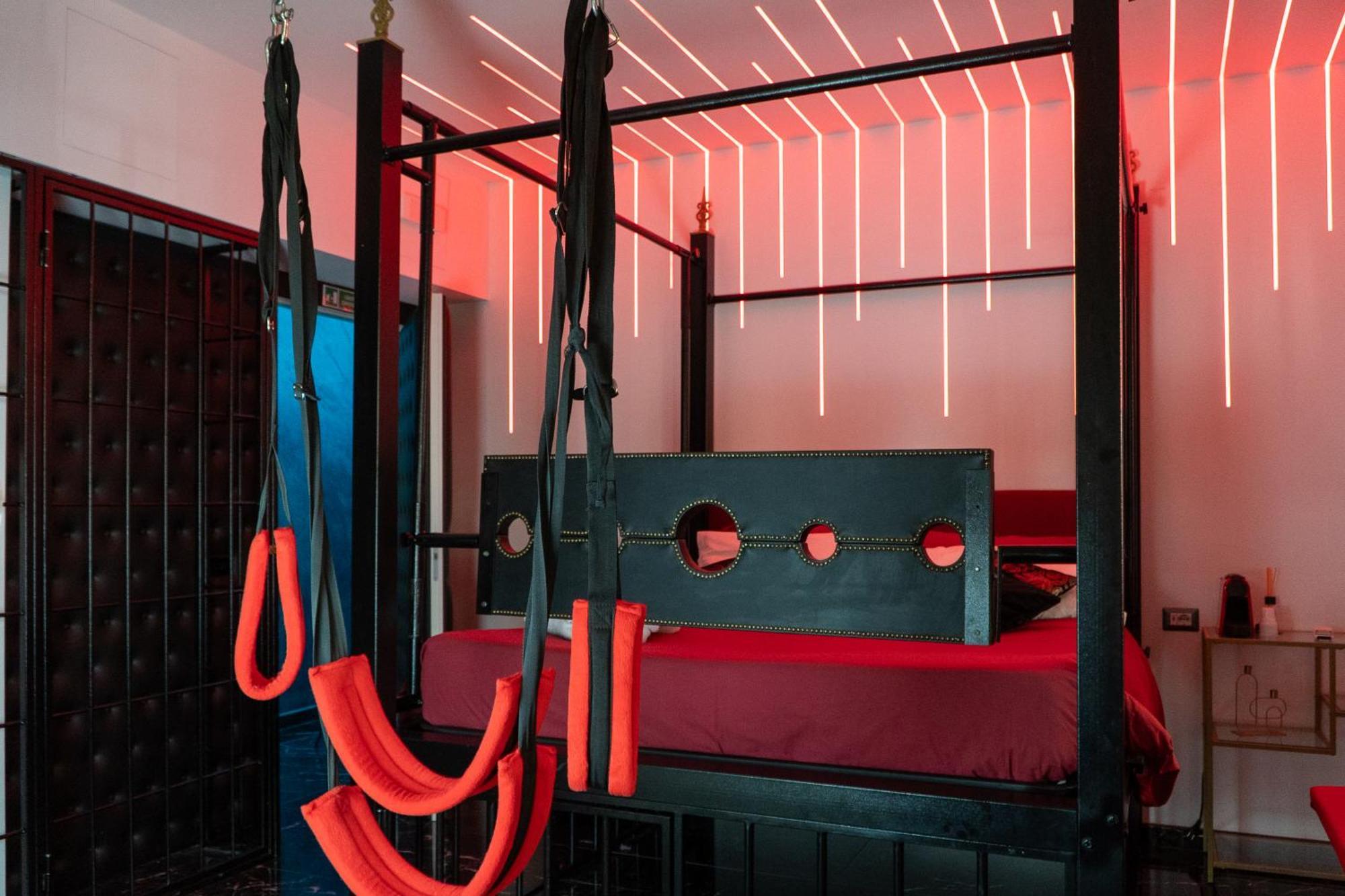 Suite Luxury Bdsm Рим Екстериор снимка