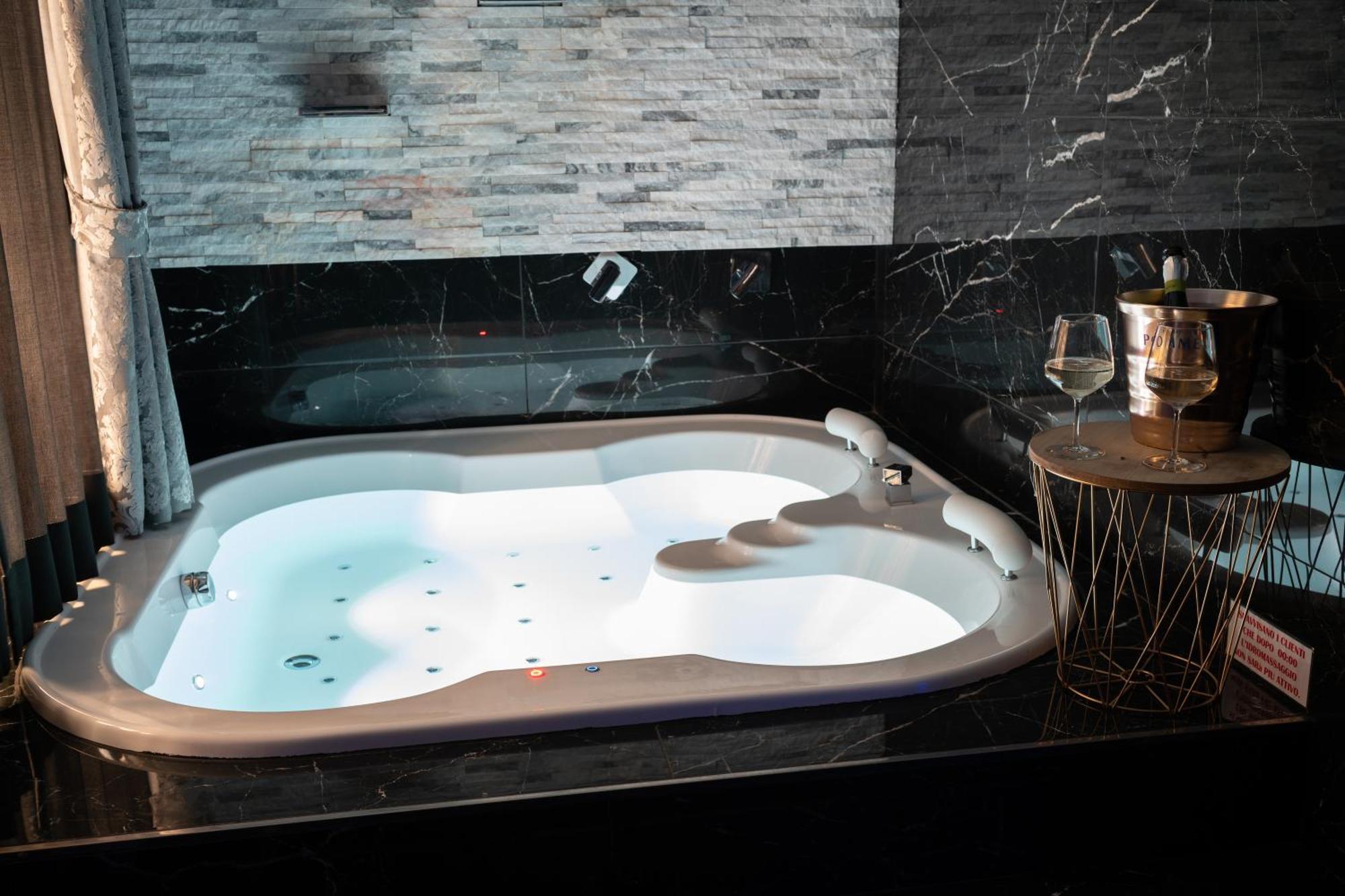 Suite Luxury Bdsm Рим Екстериор снимка